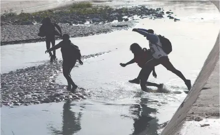  ?? AFP ?? Migrantes haitianos intentan cruzar el río Bravo por Ciudad Juárez para buscar asilo político en Estados Unidos