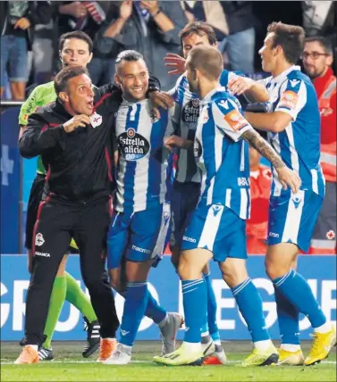  ??  ?? DÍA PERFECTO. Quique volvía de lesión y en su debut en Riazor firmó un doblete ante el Granada.