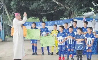  ?? ?? Momento en que monseñor Ricardo Valenzuela alienta a los pequeños a ser grandes deportista­s.