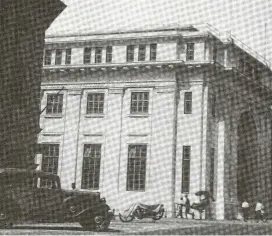  ??  ?? ban Hin Lee bank headquarte­rs on beach Street, 1938.