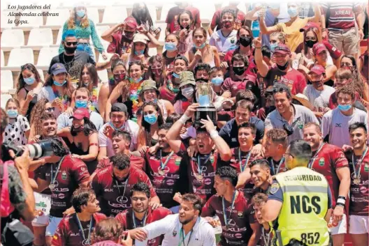  ??  ?? Los jugadores del Alcobendas celebran la Copa.