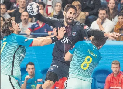  ?? FOTO: EFE ?? Karabatic, frente a sus amigos Viran Morros y Víctor Tomàs en la ida en París Hoy volverán a verse las caras en el Palau