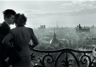  ??  ?? Willy Ronis, «Les Amoureux de la Bastille, Paris» (1957). In alto a sinistra, «Autoritrat­to» (1951)