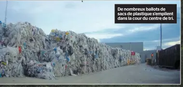  ??  ?? De nombreux ballots de sacs de plastique s’empilent dans la cour du centre de tri.