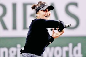  ?? - AFP photo ?? Bianca Andreescu of Canada returns a shot to Elina Svitolina of Ukraine during the semifinals of the BNP Paribas Open at the Indian Wells Tennis Garden.