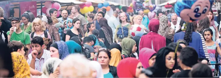  ?? FOTO: DPA ?? Berliner Vielfalt: Szene vom Ramadanfes­t auf der Karl-Marx-Straße in Neukölln. Seit 2009 wird hier öffentlich das Ende des muslimisch­en Fastenmona­ts gefeiert.