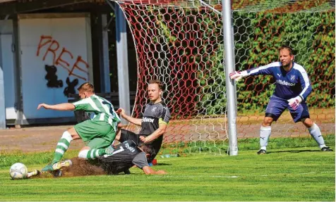  ?? Foto: Karl Aumiller ?? Voller Einsatz: Das Aschbergde­rby Weisingen gegen Aislingen war nicht nur der Temperatur­en wegen ein heißes Spiel. Nach 90 Minuten lautete der Sieger FCW. Auf dem Bild ist Marcel Bronnhuber (SVA) gegen die Weisinger Tobias Käsmayr und Patrick Hahn chancenlos.