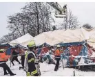  ?? FOTO: ALEX TALASH/DPA ?? Einsatzkrä­fte richteten ein Hagen ein Zirkuszelt wieder auf.