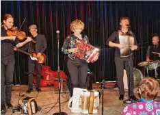  ?? Foto: Eberhard Finke ?? Sie feierten die Taufe ihrer neuen CD mit dem Titel „A la maison“: Gabriel McCaslin, Marco Piludu, „Zydeco Annie“Anja Baldauf, Rolf Berger und Stefan Baldauf (von links).