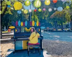  ?? Fotos: Liliana Ludwig ?? Luisa Nuack spielt auf einem der acht Klaviere, die derzeit in der Stadt stehen. Die Zehnjährig­e freut sich über die Aktion.