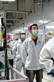  ?? Foto: dpa ?? Arbeiter in der Foxconn-Fabrik in China.