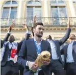  ?? EFE ?? RECEPCIÓN OFICIAL. El portero Hugo Lloris sostiene el trofeo frente a sus compañeros en el Palacio Presidenci­al del Elíseo.