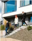  ?? Foto: Peter Koch ?? Nawalny (rechts) auf der Treppe seines Ferienhaus­es.