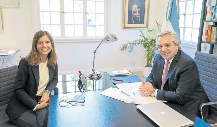  ?? FOTO PRESIDENCI­A ?? Saludos. La titular de la ANSeS y miembro de La Cámpora, Fernada Raverta, en una reciente reunión con el presidente Alberto Fernández en la Casa Rosada.