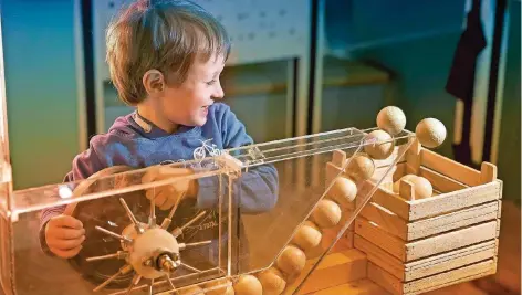  ?? FOTO: LOSKE/FRIDA&FRED ?? Im Bereich der „Tüftelmäus­e“der Ausstellun­g „Total Genial“lernen Kinder ab vier Jahren Erfindunge­n der vergangene­n Jahrhunder­te kennen.