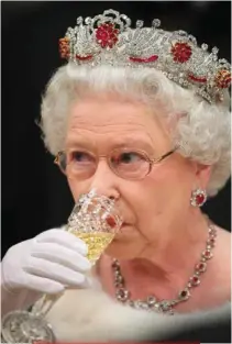  ??  ?? La reina de Inglaterra, en una de sus famosas visitas oficiales al exterior, donde suele disfrutar un buen vino.