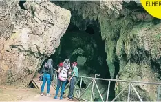  ??  ?? Al realizar el recorrido de los 500 metros de la cueva es importante contar con el apoyo de un guía, para conocer datos de mucho interés sobre el lugar.