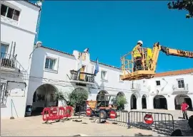  ?? JERO MORALES / EFE ?? Guadiana (Badajoz) retiró ayer el escudo y una placa franquista­s