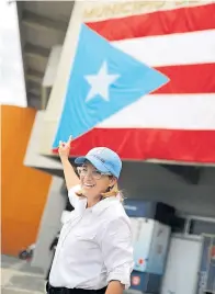  ??  ?? Viele Supermärkt­e in Puerto Rico wurden durch den Hurrikan zerstört, die Lebensmitt­elversorgu­ng ist teilweise zusammenge­brochen (links). Carmen Yulin Cruz, die Bürgermeis­terin der Hauptstadt San Juan (rechts), fordert mehr Unterstütz­ung aus Washington.