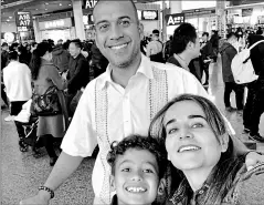  ?? Cortesía alexandra cárdenas ?? • Alexandra cárdenas, su hijo Oliver y su esposo, en el aeropuerto. Dejaron un paseo por Hong Kong, tras la alerta.
