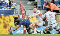  ?? Picture: ASHLEY VLOTMAN/GALLO IMAGES ?? GOING OVER: Suleiman Hartzenber­g scores a try for the Stormers in their URC match against Edinburgh at the Cape Town Stadium on Saturday