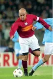  ??  ?? In campo Luca Zingaretti calciatore: a 17 anni giocava nel Rimini