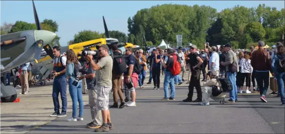  ?? JEAN-PIERRE TOUZEAUX ?? Le samedi, les spectateur­s ont pu accéder au plus près des avions. Le manque de retenue de certains a contraint les organisate­urs à installer le lendemain autour de chaque avion des petites barrières.