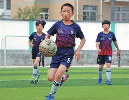  ?? ZHU LIXIN / CHINA DAILY ?? Primary school students from Qianshan county, Anhui province, compete in a soccer game on Oct 1.
