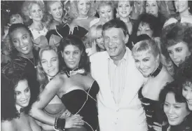  ?? Bild: TT/ARKIV ?? I CENTRUM. Hugh Hefner poserar 1986 tillsamman­s med några av de kvinnor som genom åren avbildats i sexmagasin­et.