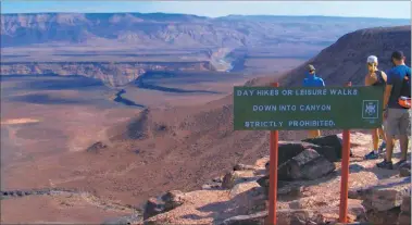  ??  ?? SEMIDESIER­TO. Se llama /Ai/Ais-Richtersve­ld Transfront­ier Park y está al sur de Namibia. Sólo se visita en abril y septiembre. Sus aguas termales brotan a 65º C de las entrañas áridas de la tierra.