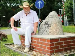  ??  ?? Hans-Günter Bodewell am Gedenkstei­n für die Opfer des Zugunglück­s