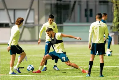  ??  ?? ENTREGA. Bruno Valdez busca recuperar el balón en un ejercicio de técnica en el Nido de las Águilas del América.