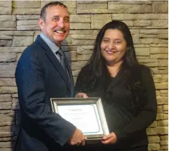  ??  ?? Tim Rivera presents award for exceptiona­l customer service to Doreen Martinez.