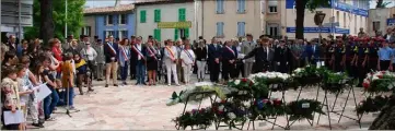  ?? (Photos V. T.) ?? Le cortège, parti de la place Clemenceau, a rendu hommage aux morts devant le monument situé en contrebas du cours Liberté.