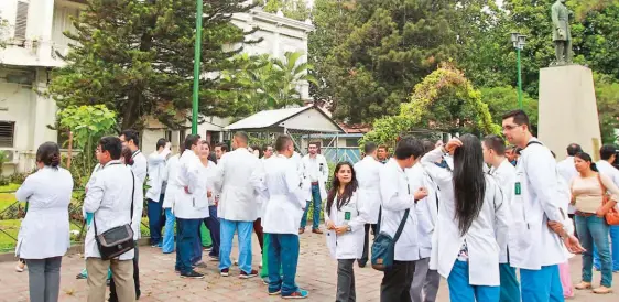  ??  ?? ASPIRANTES ALREDEDOR DE 350 DE LOS 400 ASPIRANTES A MÉDICOS RESIDENTES SON ESTUDIANTE­S DE LA UES; UNOS 50 MÁS SON DE OTRAS CINCO UNIVERSIDA­DES.