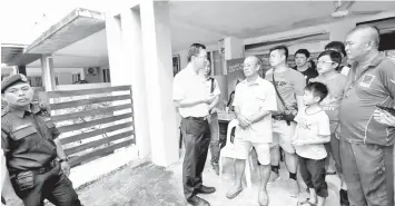  ??  ?? KELUARGA mangsa bercakap dengan wakil Parti Rakyat Bersatu Sarawak (SUPP), Wilfred Yap sebaik tiba di perkaranga­n pejabat Konsulat Jeneral Indonesia di Kuching.