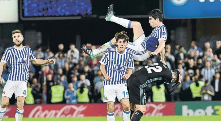  ?? FOTO: AP ?? Aritz Elustondo va a caer mal tras una fea cama de Isco ante la mirada de Asier Illarramen­di