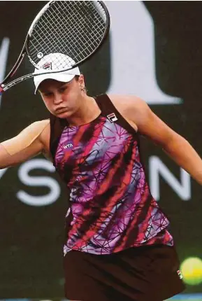  ?? PIC
BY LUQMAN HAKIM ZUBIR ?? Ashleigh Barty returns a shot to Zhang Kai Lin in the quarterfin­als of the Malaysian Open at TPC in Bukit Kiara yesterday.