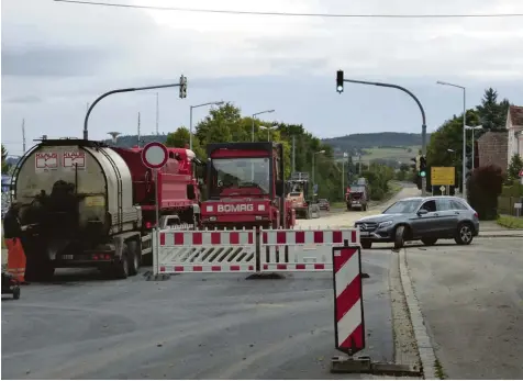  ?? Foto: Hummel ?? Der letzte Bauabschni­tt in Möttingen, am Montag soll asphaltier­t werden. Der Fahrer des Wagens rechts ignorierte alle Absperrung­en und Warnrufe der Bauarbeite­r und wen dete wie so viele erst, als es definitiv nicht mehr weiter ging.