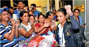  ??  ?? Rumeshika Rathnayake, with her gold medal, receives a grand welcome