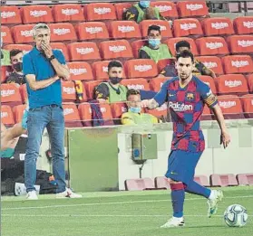  ?? FOTO: GERARD FRANCO ?? Setién, atento a Messi
El técnico reconoció que el Espanyol lo puso difícil