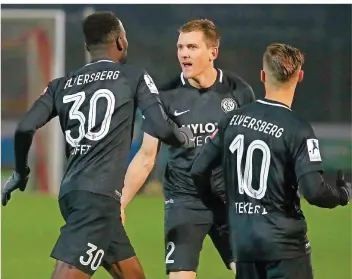  ?? FOTO: FREY/IMAGO ?? Kevin Koffi (links) freut sich hier mit seinen Teamkolleg­en Lukas Kohler und Sinan Tekerci über seinen Treffer zum 2:0 gegen Wormatia Worms. Der Sieg gab der SV Elversberg Auftrieb.