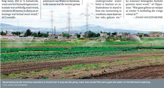  ?? FOTO: JOHAN VAN DER MERWE ?? Besproeiin­g op die Vorentoe-boerdery in Kuilsrivie­r is nog aan die gang, maar teen einde Februarie gaan die water vir hierdie boere opdroog.