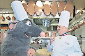  ??  ?? Disney París. El creador de la “nouvelle cuisine” con el roedor del filme.