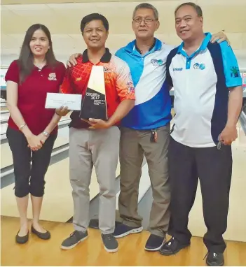  ?? (CONTRIBUTE­D FOTO) ?? SEVENTH HEAVEN. Former national team member Jeff Carabeo (second from left) finally wins the Cetba National Tenpin Open in his seventh attempt. Also in the photo are Cetba board member Eric Bucoy (third from left) and Cetba Vice-president Engr....