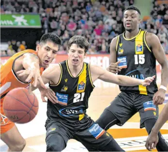  ??  ?? Dieses Duell könnte es auch im Play-off-Turnier geben: Sowohl Ratiopharm Ulm (li. Derek Willis) als auch die Riesen Ludwigsbur­g (Tanner Leissner, Mi.) wollen die Saison sportlich beenden.