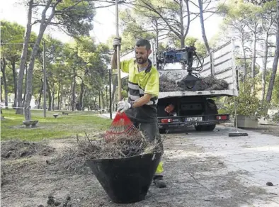  ?? JAIME GALINDO ?? Un trabajador de FCC durante las labores de mantenimie­nto de uno de los parques de Zaragoza.