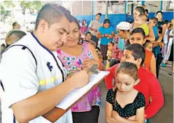  ??  ?? CONSULTAS. LAS FAMILIAS QUE SE ENCUENTRAN EN LOS ALBERGUES DE LA ZONA ORIENTAL HAN RECIBIDO ASISTENCIA MÉDICA.