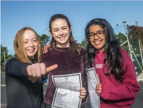  ?? PHOTO: PAT MOORE ?? Noelle Dowling, Daragh Callaghan and Evelyn Berry, of Presentati­on Secondary School Kilkenny, with their Junior Certificat­e results.