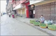  ?? ANSHUMAN POYREKAR/HT PHOTO ?? A vegetable vendor in Mumbai. The 21-day nationwide lockdown, n which started on March 25, has strained supply chains across the country.